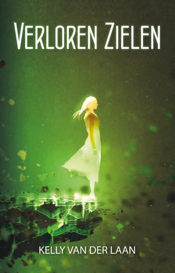 Boekomslag in het groen met een gloeiende vrouw op de rand van een afgrond. Om haar heen zweven magische gloeilichtjes